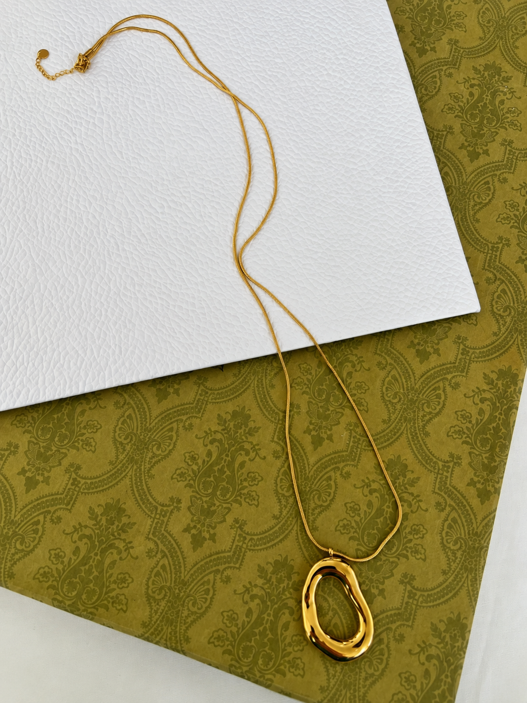 Collana ovale con pendente